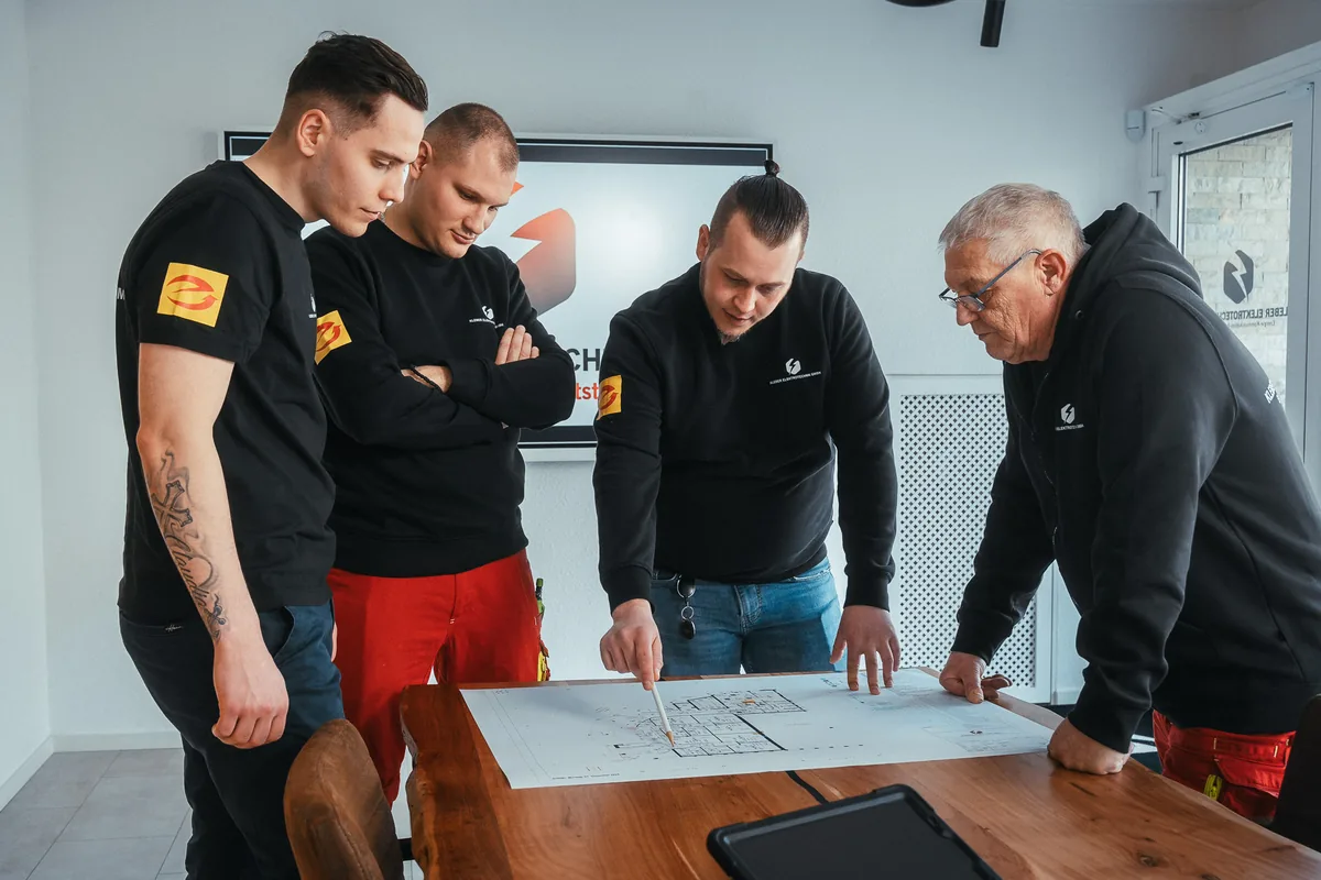 Team von Kleber Elektrotechnik bei der Projektplanung am Bauplan