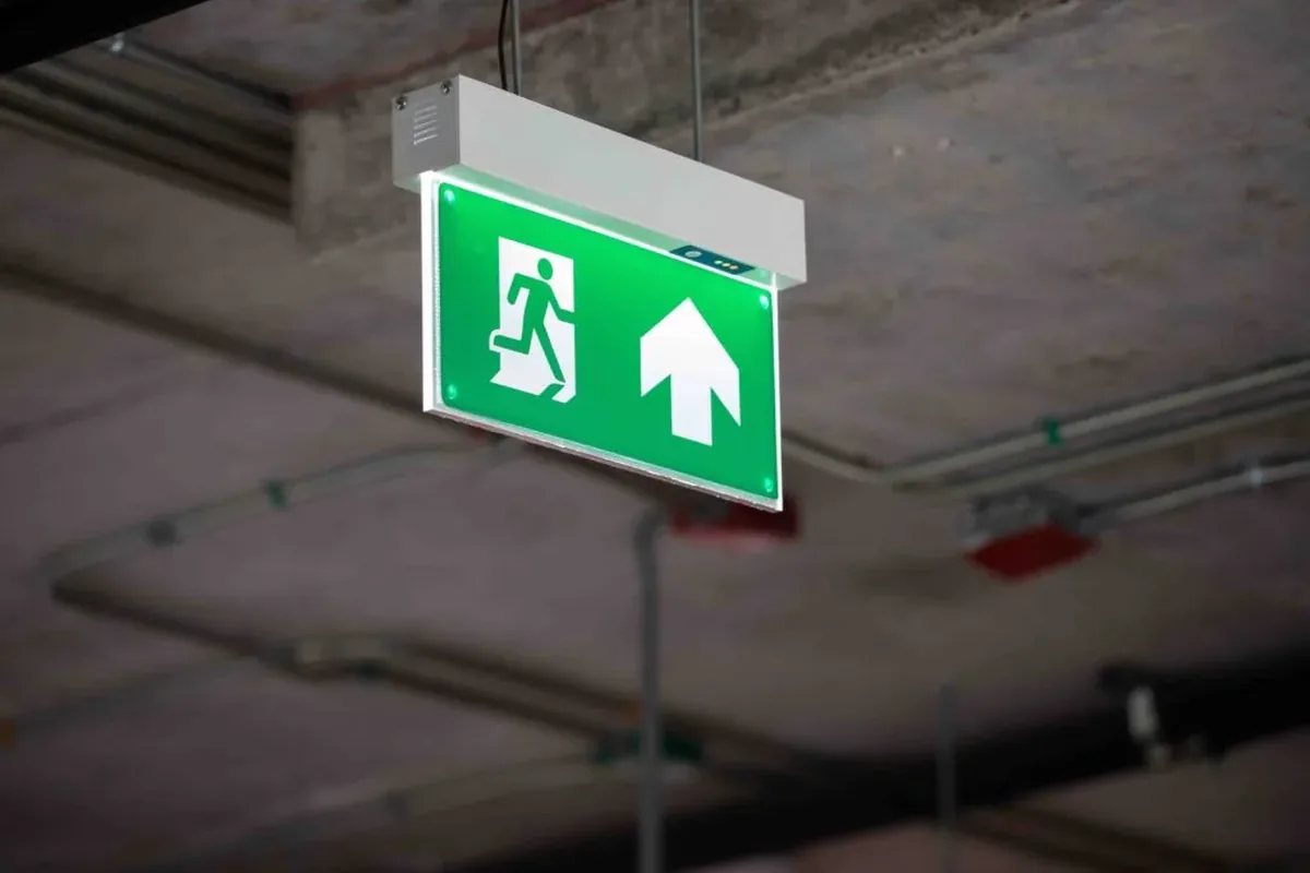 Notausgangsschild LED mit Sicherheitsbeleuchtung an einem Fluchtweg - Funktionsweise Notbeleuchtung nach DIN EN 1838