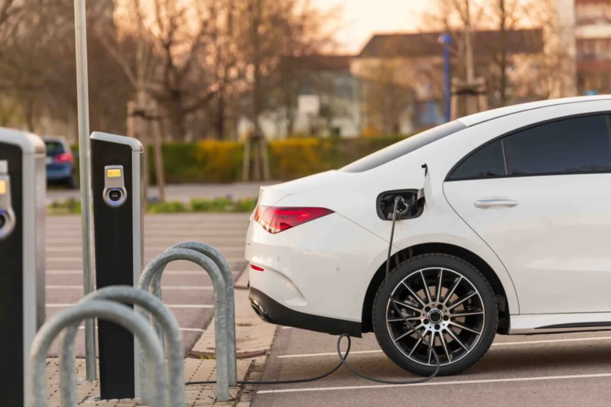Elektroauto am gewerblichen Ladepunkt auf einem Firmenparkplatz