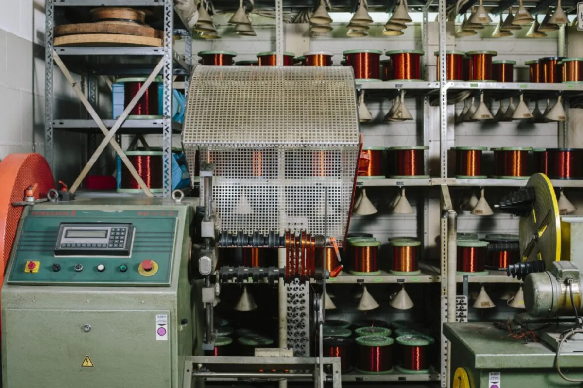 Maschinenprüfung an einer Industriemaschine im laufenden Betrieb