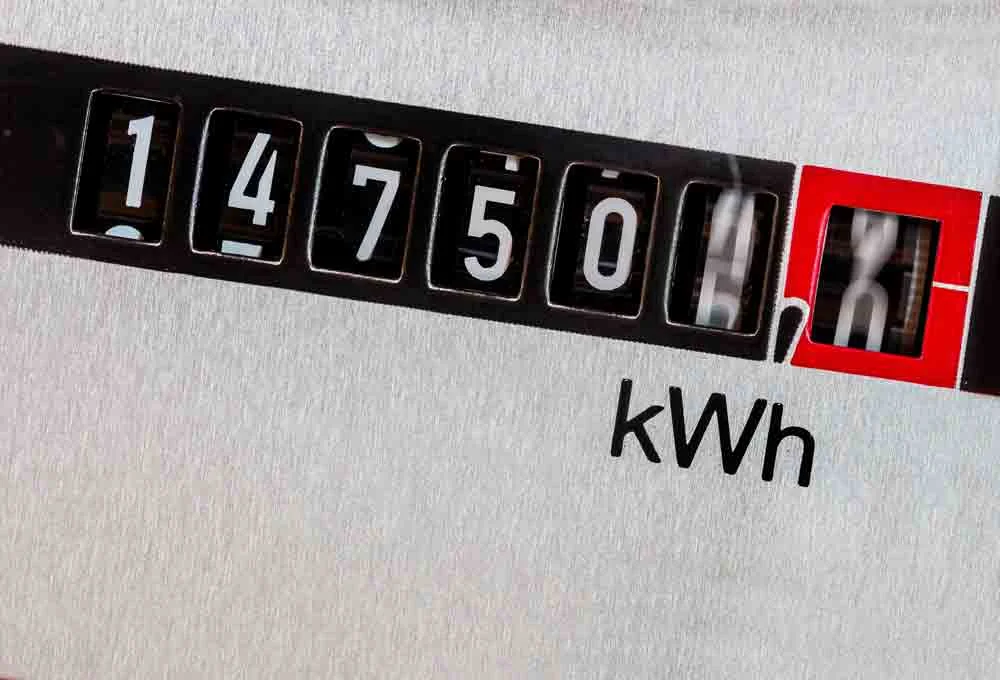 Moderner Stromzähler mit Verbrauchsanzeige in kWh